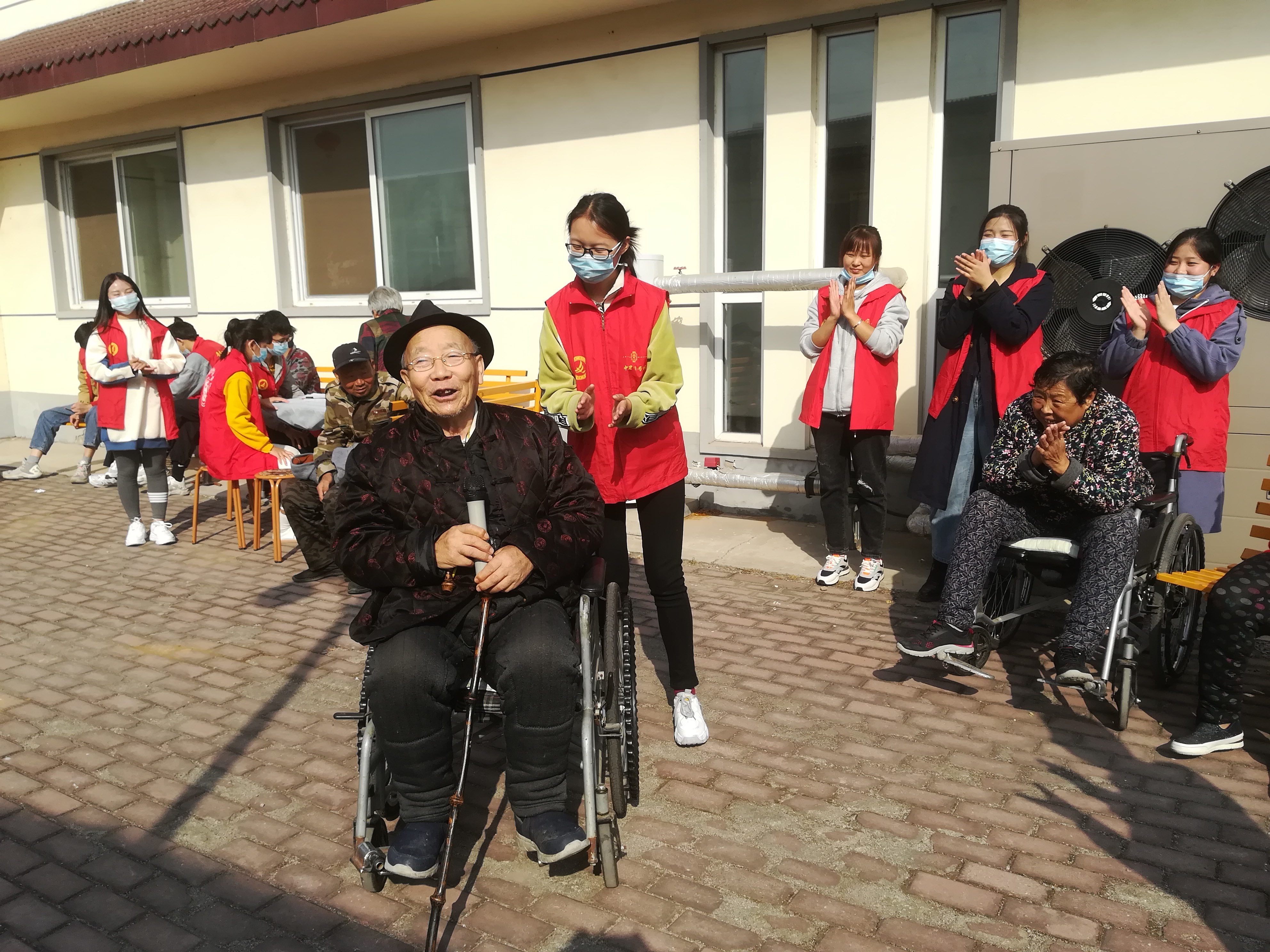 我院组织青年学生走进敬老院开展志愿服务活动