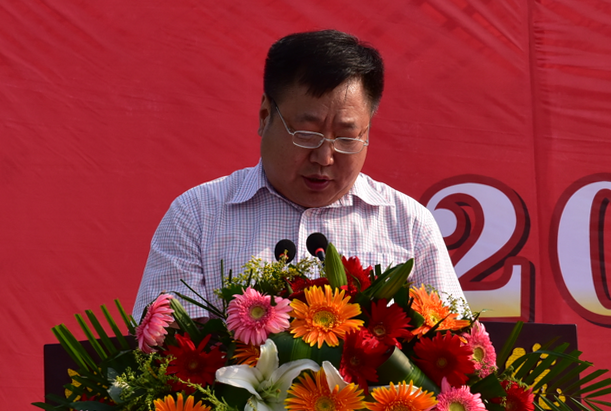 副院长王家桥宣读《河南省教育厅关于表彰2017年河南省优秀应届大中专毕业生的决定》