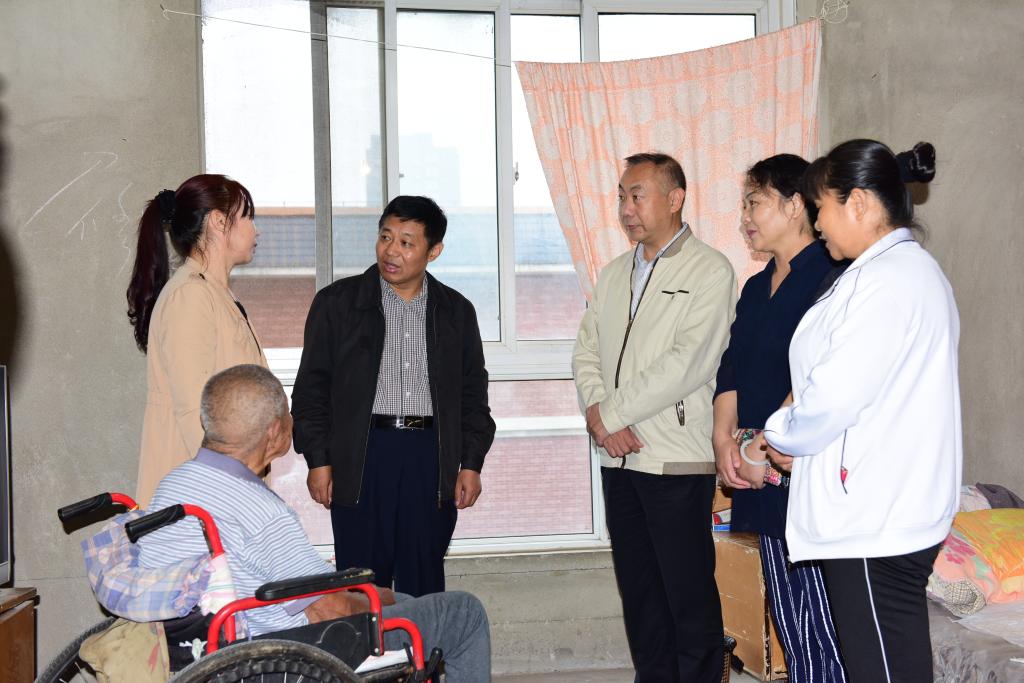 院领导一行慰问生活困难群众