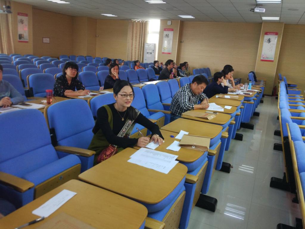 评委认真细致地点评