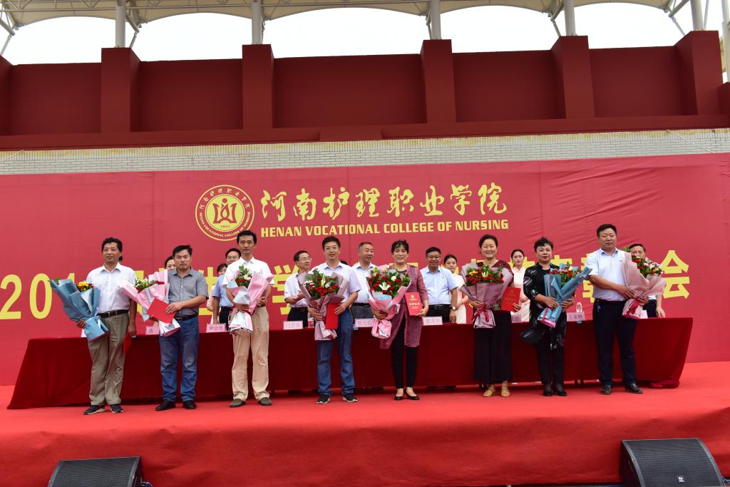 领导为学院“三十年教龄”教师颁发荣誉证书