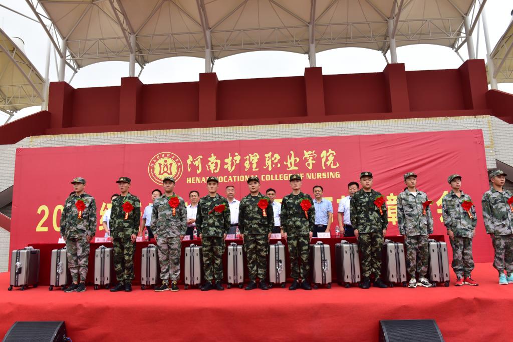 领导为新入伍大学生佩戴红花