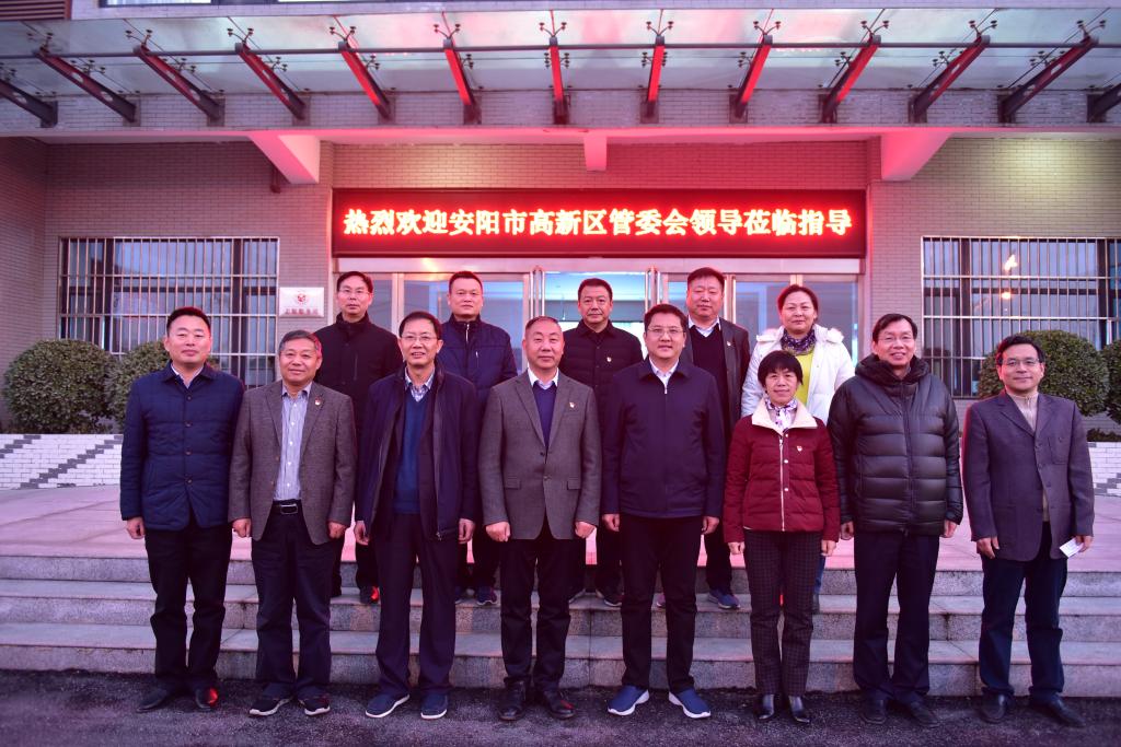 图为:出席签约仪式的领导嘉宾合影