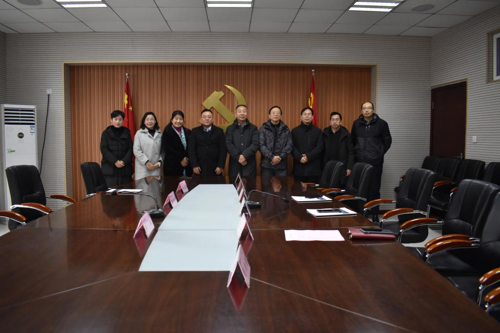我院领导与黄申萍一行合影留念
