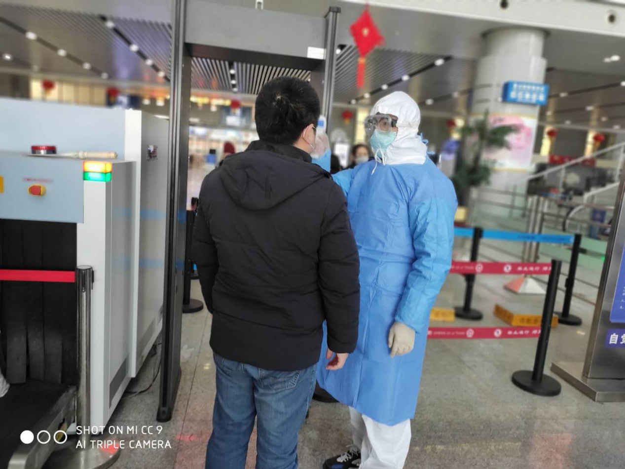 2019级临床医学3班刘俊辉在高铁站为乘客量体温